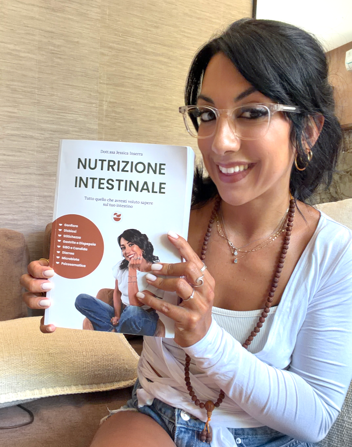 La Dott.ssa Jessica Inserra con il libro Nutrizione Intestinale